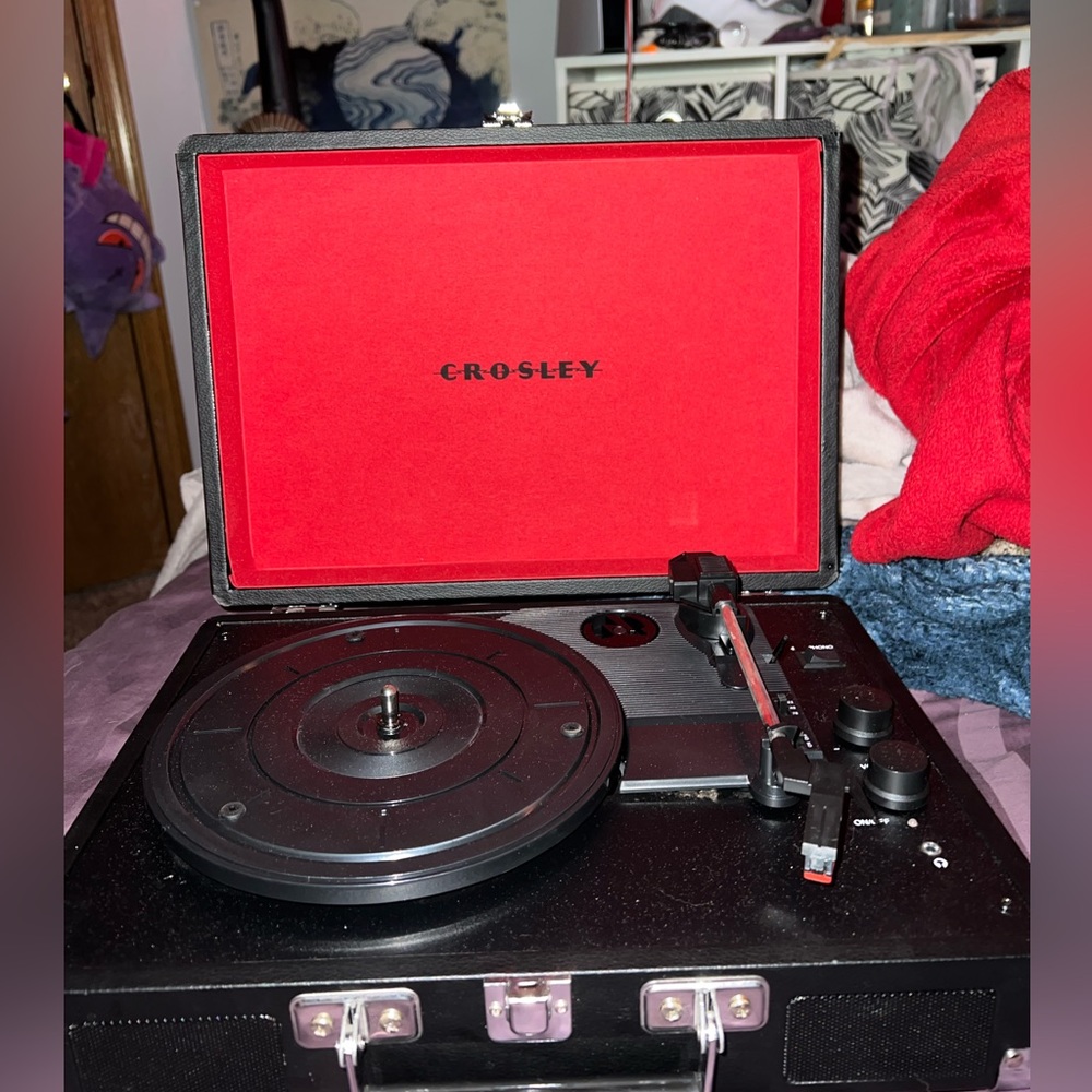 Crosley record player and bluetooth speaker
